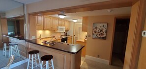 Jääkaappi, mikroaaltouuni, uuni, liesi