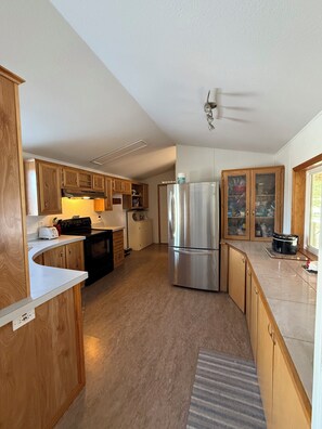 Jääkaappi, mikroaaltouuni, uuni, liesi