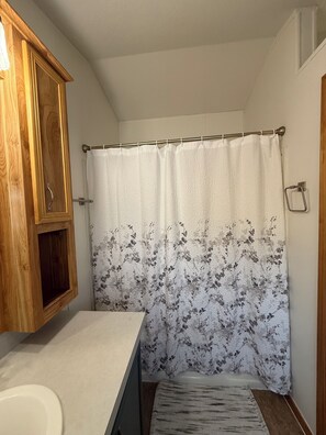 Haartrockner, Handtücher, Toilettenpapier