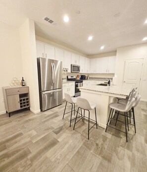 Fridge, microwave, oven, stovetop - Sequoia Explorer's Retreat in Tulare, 3BDs/ 2.5 Baths, 5mins to Shopping Center (Tulare)