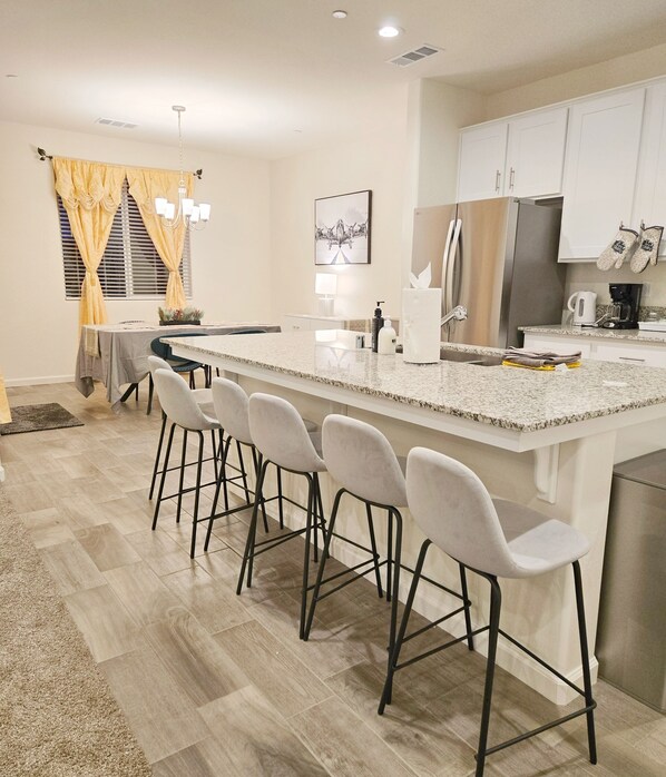 Fridge, microwave, oven, stovetop - Sequoia Explorer's Retreat in Tulare, 3BDs/ 2.5 Baths, 5mins to Shopping Center (Tulare)