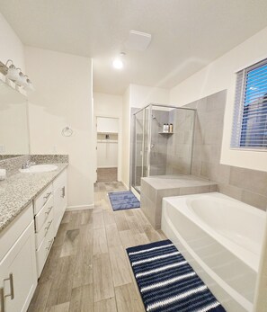 按摩浴缸、風筒、提供毛巾、番梘