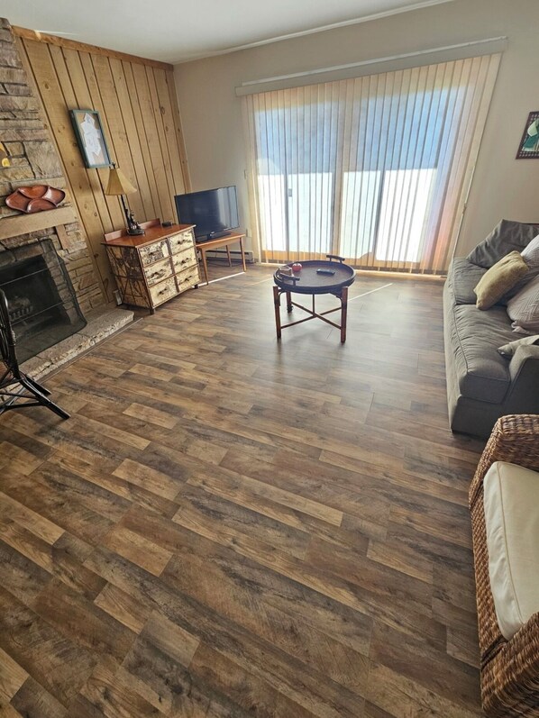 Een smart-tv en een open haard