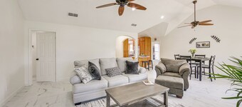 1 Mi to Lake Jacksonville: Pet-Friendly Home