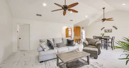 1 Mi to Lake Jacksonville: Pet-Friendly Home