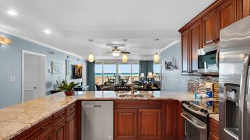 Condo, Multiple Beds (Shoreline Towers 1022) | Private kitchen