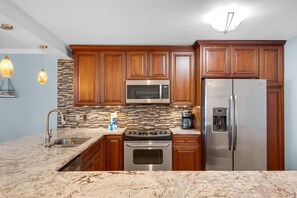 Condo, Plusieurs lits (Shoreline Towers 1022) | Cuisine privée