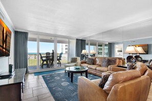 Condo, varias camas (Shoreline Towers 1022) | Área de sala de estar