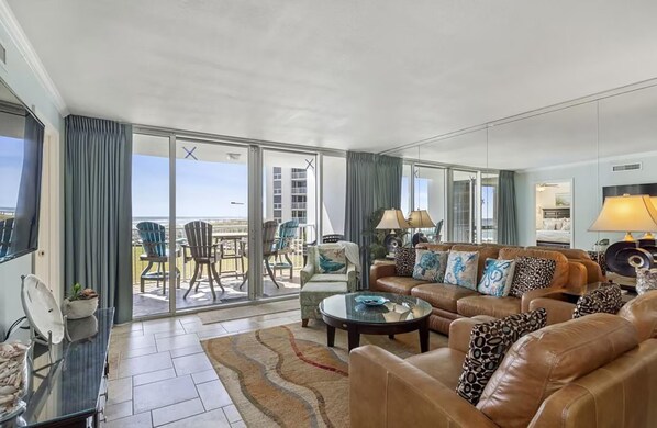Living area - Shoreline Towers 1022 (Destin)