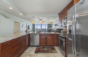 Private kitchen - Shoreline Towers 1022 (Destin)