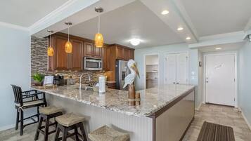 Condo, Multiple Beds (Shoreline Towers 1022) | Private kitchen