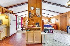 3 bedrooms, desk, internet, bed sheets