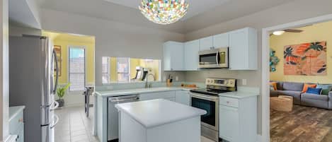 Refrigerador, microondas, horno, placa de cocina