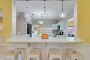 Kylskåp, mikrovågsugn, ugn och spishäll