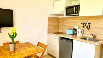 Kühlschrank, Mikrowelle, Wasserkocher mit Kaffee-/Teezubehör