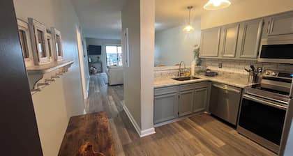 Charming, 1st floor, 2-bedroom condo in pleasant White Lake with WiFi, AC