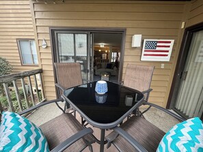 Outdoor dining - Charming, 1st floor, 2-bedroom condo in pleasant White Lake with WiFi, AC (Elizabethtown)