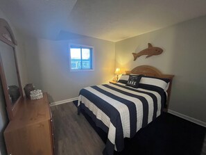 2 bedrooms, iron/ironing board, free WiFi, bed sheets - Charming, 1st floor, 2-bedroom condo in pleasant White Lake with WiFi, AC (Elizabethtown)