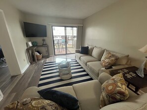 Smart TV - Charming, 1st floor, 2-bedroom condo in pleasant White Lake with WiFi, AC (Elizabethtown)