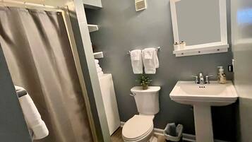 Douche, serviettes fournies, savon, papier de toilette