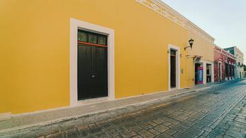 Vista frontal de la propiedad