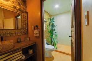 Buồng tắm vòi sen, đồ dùng nhà tắm miễn phí, máy sấy tóc, khăn tắm