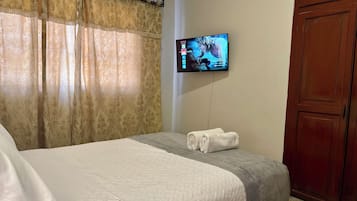 1 habitación, tabla de planchar con plancha, wifi y ropa de cama