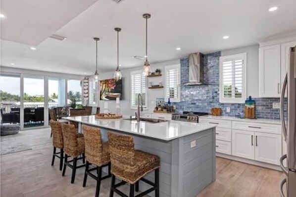 Fridge, microwave, oven, stovetop - Large Waterfront Escape, Canal Views (Tavernier)