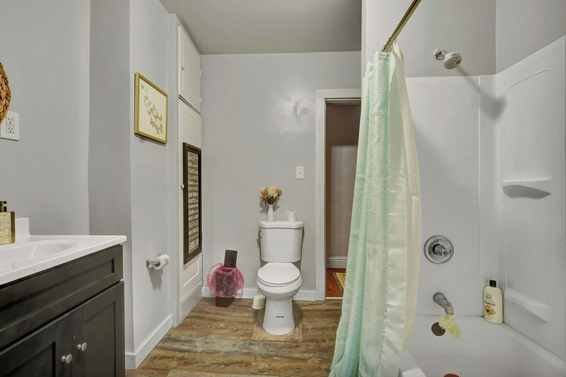 Une salle de bain avec des toilettes, une douche et un lavabo.