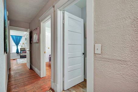 Interior. Spacious and cozy home 1 min walk to Kodak Ctr 2bd