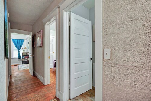 Spacious and cozy home 1 min walk to Kodak Ctr 2bd