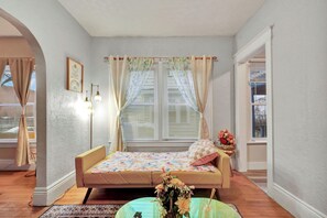 2 عدّة غرف نوم وواي فاي وملاءات أسرّة