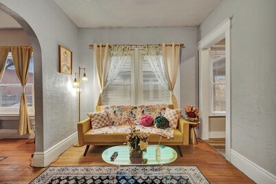 Spacious and cozy home 1 min walk to Kodak Ctr 2bd