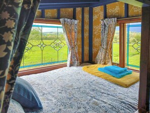 1 bedroom, bed sheets - 1 bedroom accommodation in Llanybydder, near Lampeter (Llanybydder, near Lampeter)