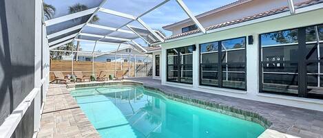 Alberca al aire libre y alberca climatizada