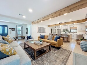 Smart TV, books - Sarasota Retreat with Private Heated Pool + Fire Pit - 5 Min to Siesta Key Beach (Sarasota)