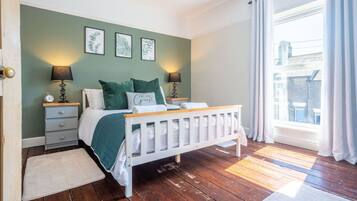 3 bedrooms, desk, iron/ironing board, free WiFi