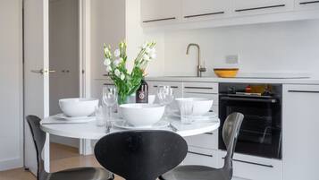 Fridge, cookware/dishes/utensils