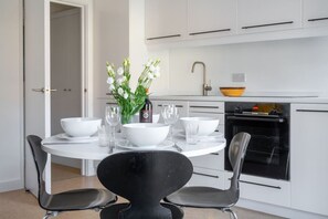 Køleskab, køkkentøj/tallerkener/redskaber