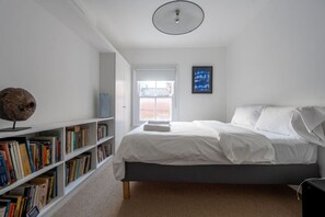2 bedrooms, iron/ironing board, free WiFi, bed sheets - Swift Host | Park Lane | 2 Bed | Great Location (Norwich)