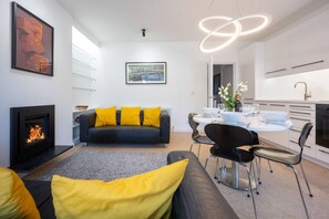 Smart TV, fireplace