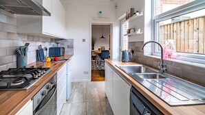 Unclassified image, 5 of 10, button - Swift Host | Stylish City Terrace | Parking (Norwich)