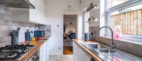 Een koelkast, een magnetron, een oven, een broodrooster