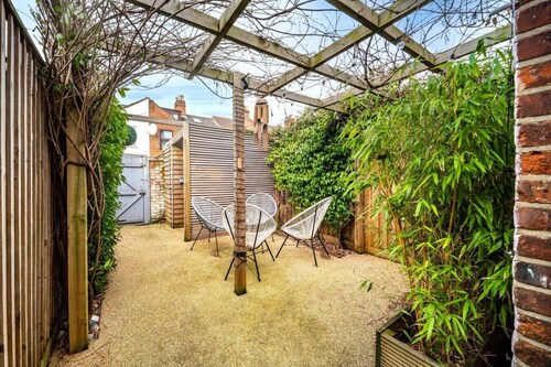 Swift Host | Stylish City Terrace | Parking