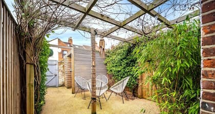 Swift Host | Stylish City Terrace | Parking