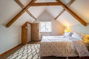 2 bedrooms, desk, iron/ironing board, free WiFi - Swift Host | School Cottage | Dog Friendly (Rural Norfolk)