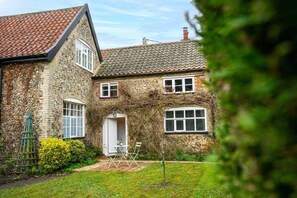 Exterior - Swift Host | School Cottage | Dog Friendly (Rural Norfolk)