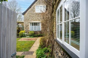 Terrace/patio - Swift Host | School Cottage | Dog Friendly (Rural Norfolk)