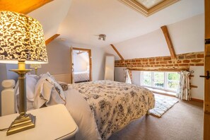 2 bedrooms, desk, iron/ironing board, free WiFi - Swift Host | School Cottage | Dog Friendly (Rural Norfolk)