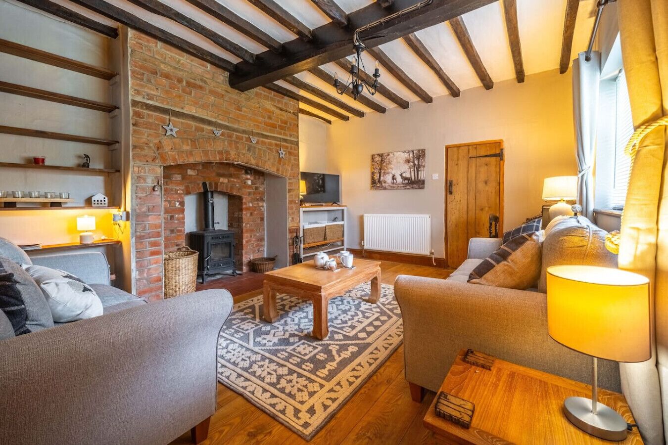 Smart TV, fireplace